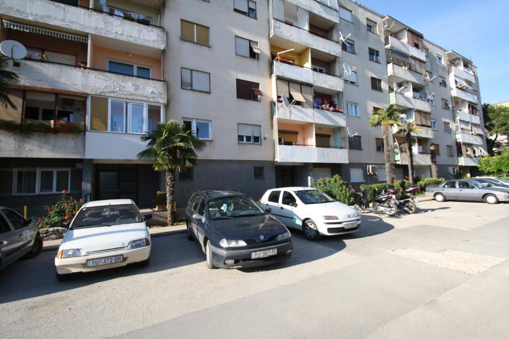 Apartments Tena With Private Parking بولا الغرفة الصورة